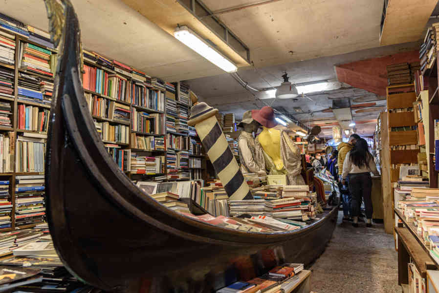 Italia - Venecia 206 - librería Aqcua Alta.jpg